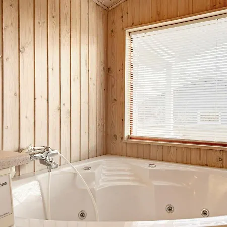 Four-bedroom Holiday In Nexo 12 * Snogebæk